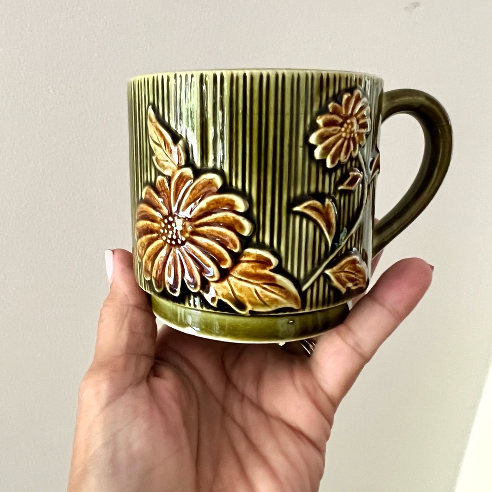 Pretty avocado green mid century mug unmarked in good condition